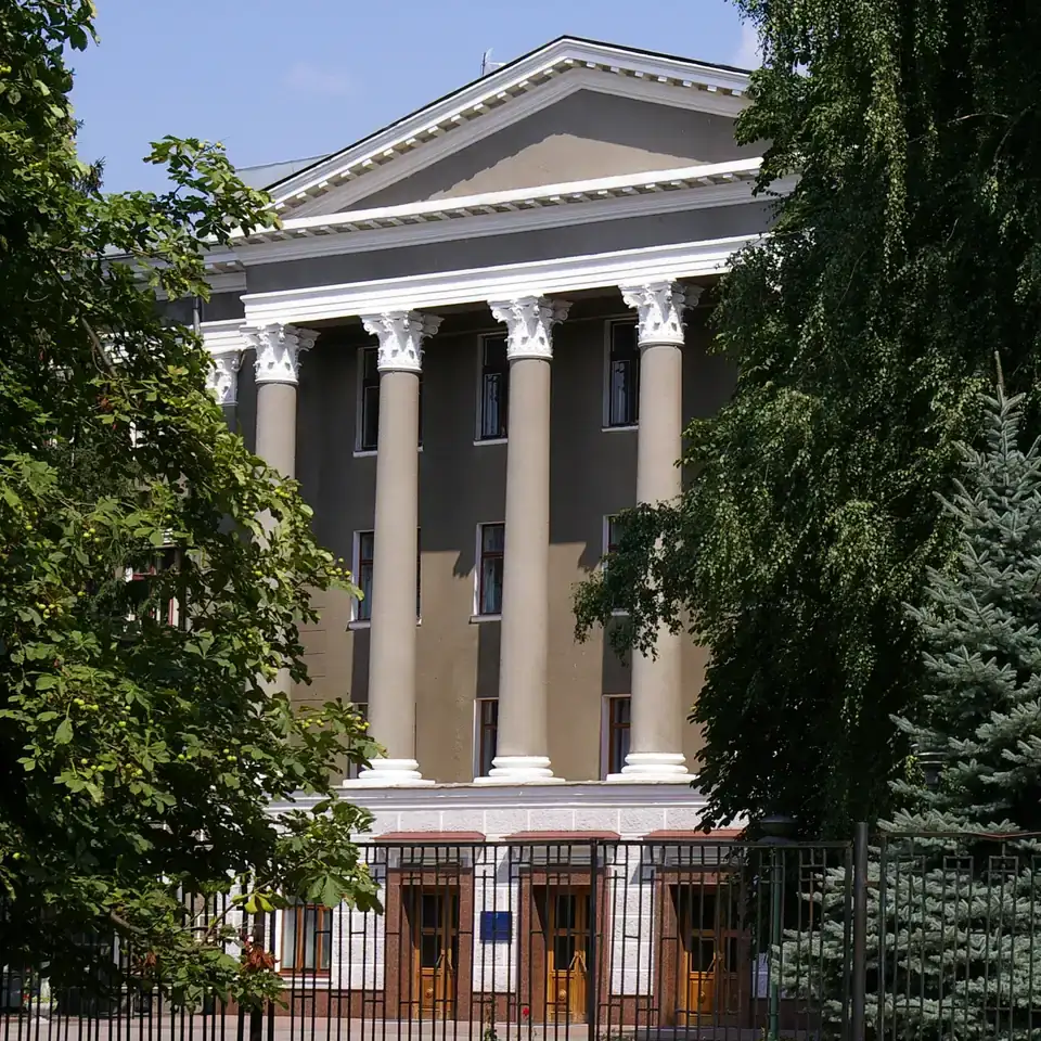 Літній фасад головного корпусу ХАІ в кампусі на вулиці Вадима Манька, 17; точне приміщення музею в кадрі не встановлено