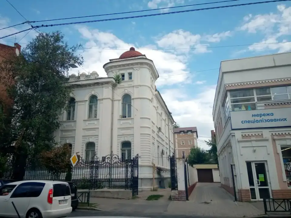 Особняк Стрекалова за адресою Обласного організаційно-методичного центру культури і мистецтва; фото показує будівлю, а не роботу установи або доступ усередину